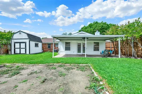a view of a house with a backyard