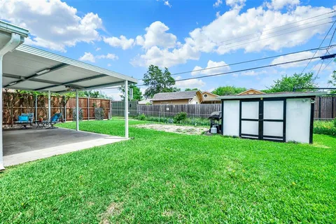 a view of a house with backyard and porch