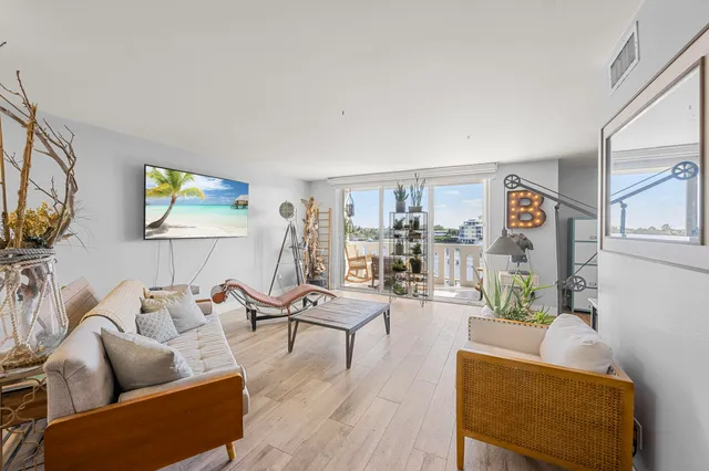 $420,000 | 231 East Lantana Road, Unit 402, Lantana, FL 33462