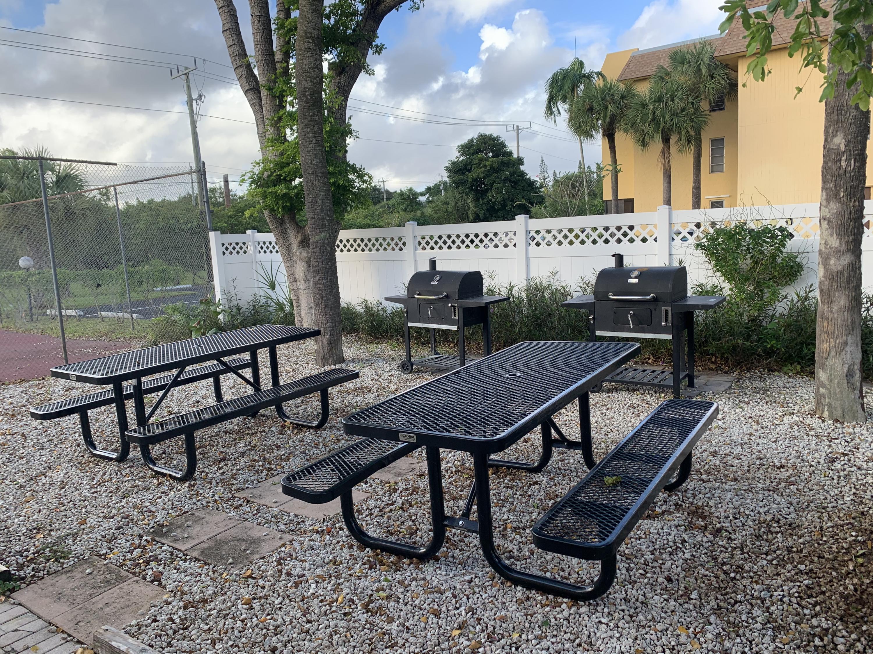 450 Northwest 20th Street, Unit 209 Boca Raton, FL 33431 - Photo 21 of 28 Picnic Area