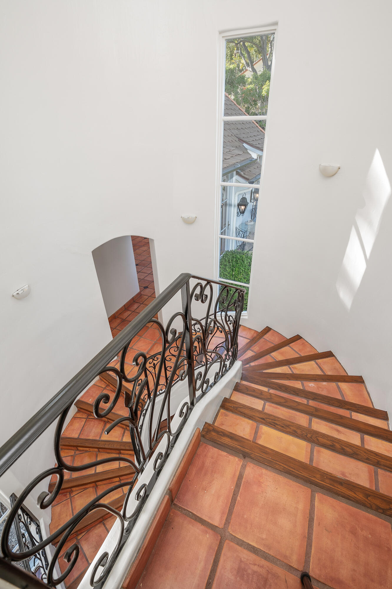 387 Ortega Ridge Road Montecito, CA 93108 - Photo 39 of 69 Staircase
