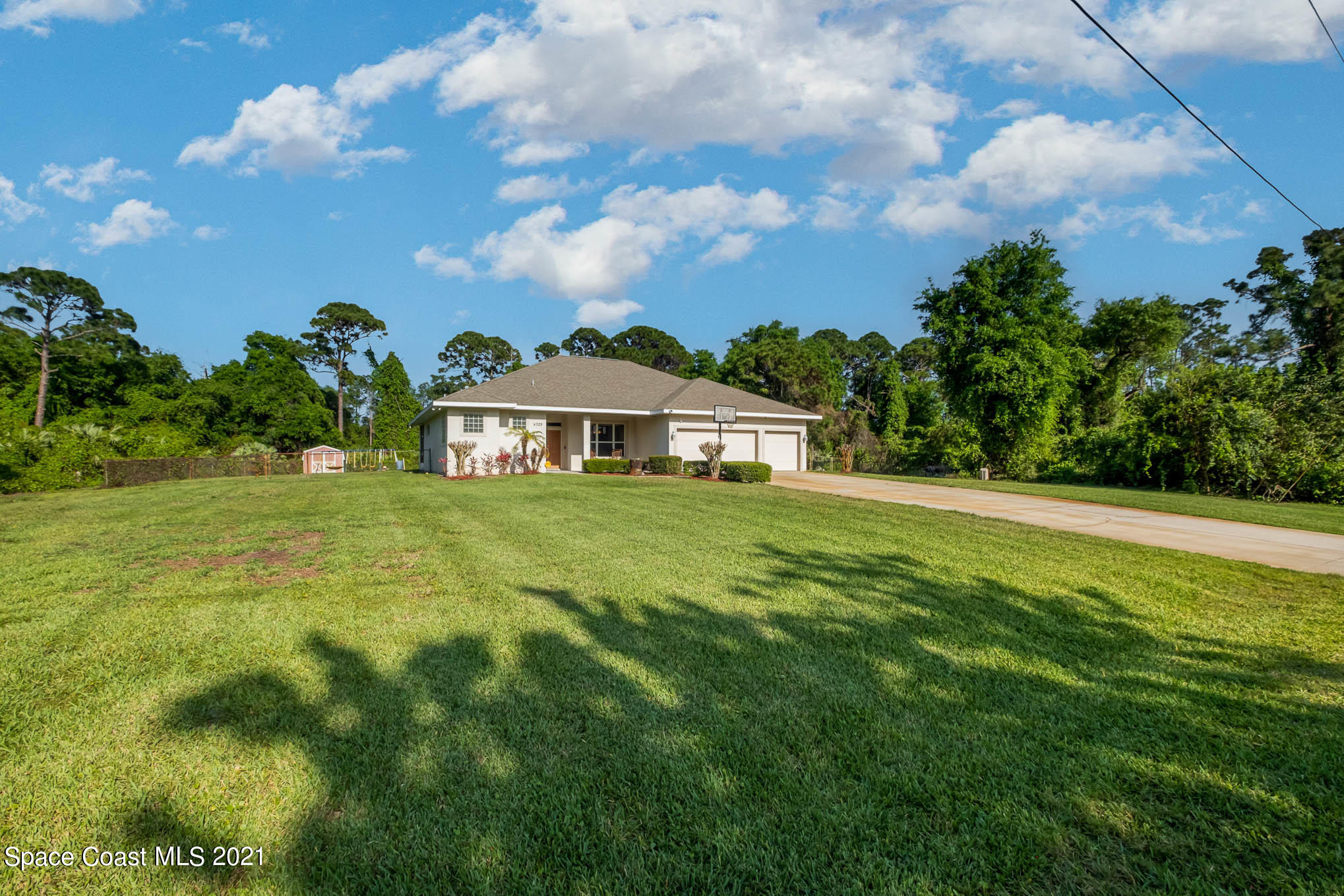 4329 Hunter Road Mims, FL 32754 - Photo 33 of 35 a view of a house with a big yard