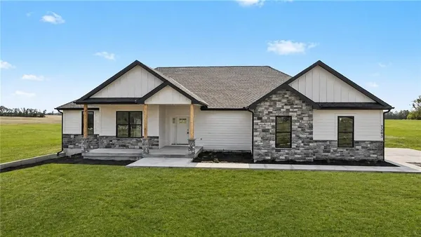 $994,000 | 7203 92nd Highway, Smithville, MO 64089