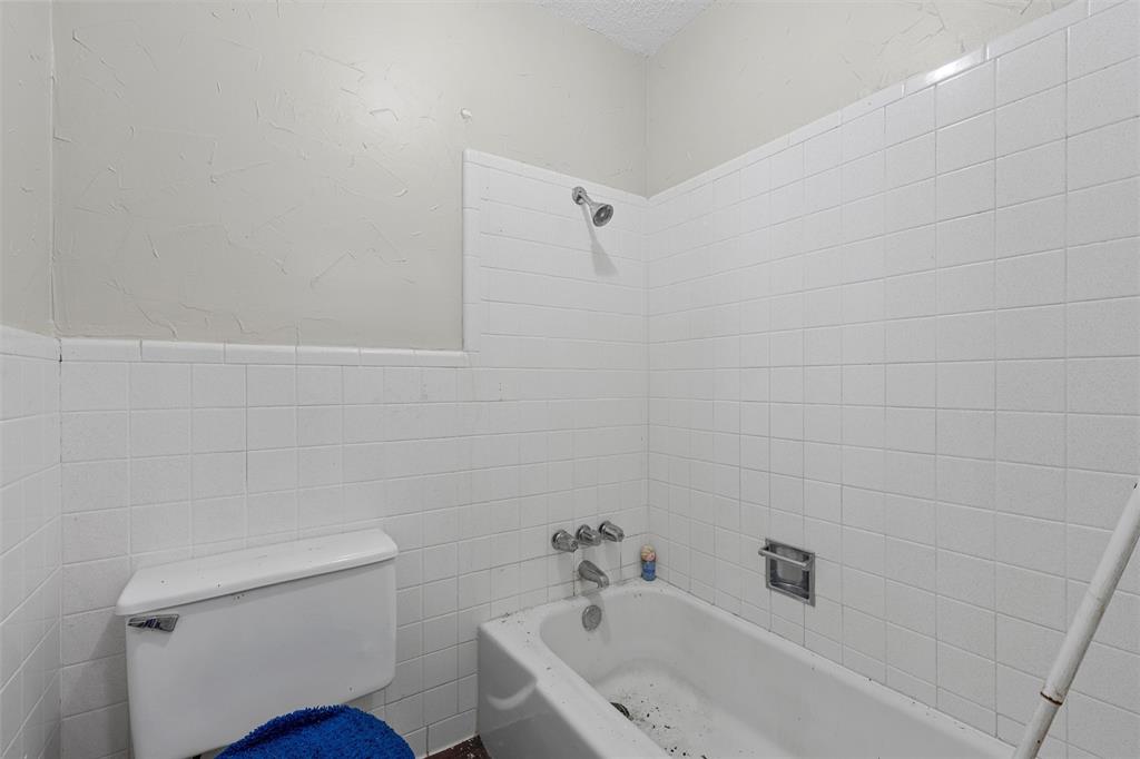 849 Deer Ridge Drive Woodway, TX 76712 - Photo 15 of 25 a bathroom with a sink a toilet and bathtub