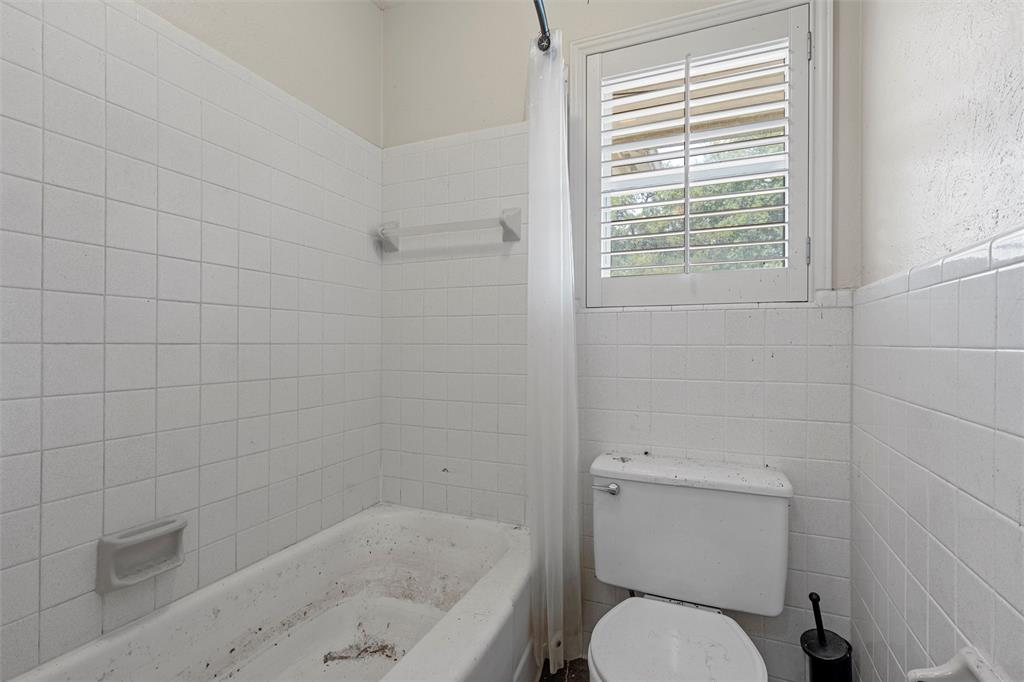 849 Deer Ridge Drive Woodway, TX 76712 - Photo 17 of 25 a bathroom with a toilet and window