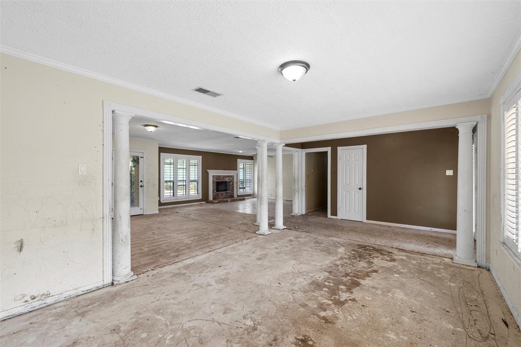 849 Deer Ridge Drive Woodway, TX 76712 - Photo 6 of 25 en empty room with closet and windows
