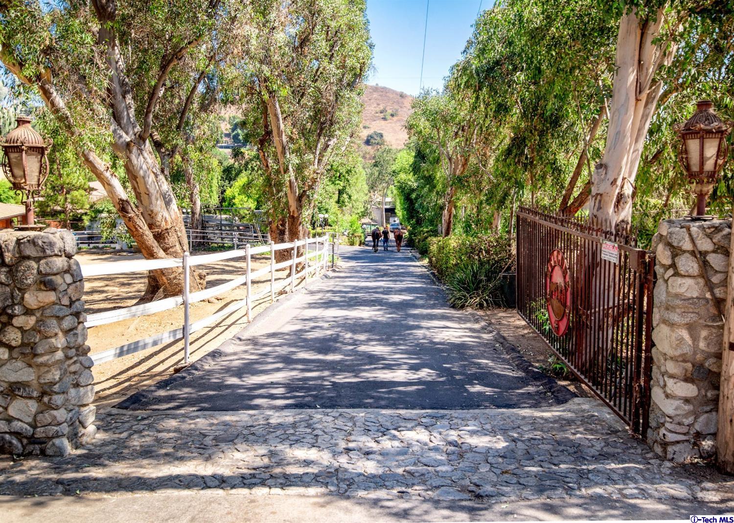 10330 McBroom Street Sunland, CA 91040 - Photo 16 of 66