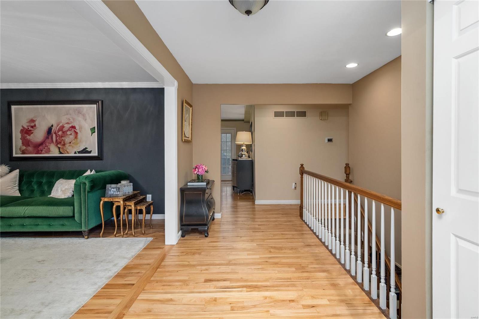 534 Hickory Ridge Court St. Louis, MO 63131 - Photo 2 of 34 Gallery Image 2
