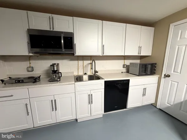 $2,600 | 7428 Mason Lane, Falls Church, VA 22042