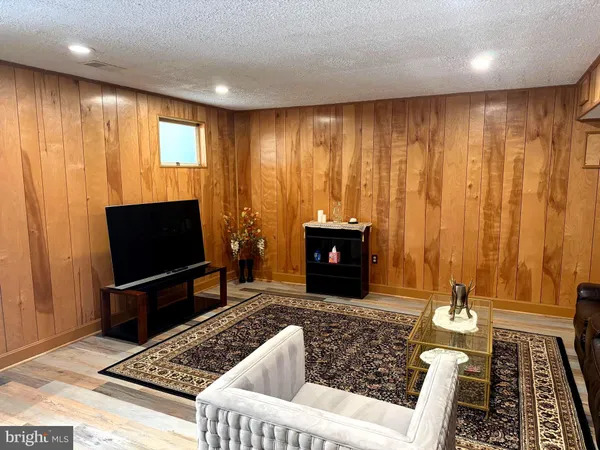 $2,600 | 7428 Mason Lane, Falls Church, VA 22042