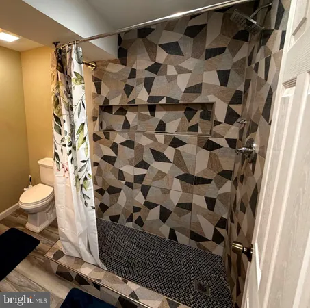 $2,600 | 7428 Mason Lane, Falls Church, VA 22042