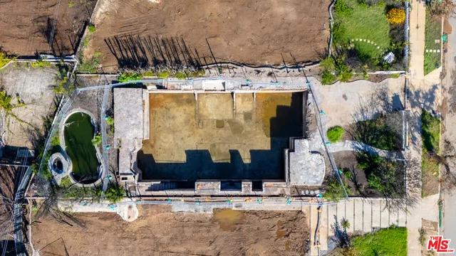 a view of a yard with plants