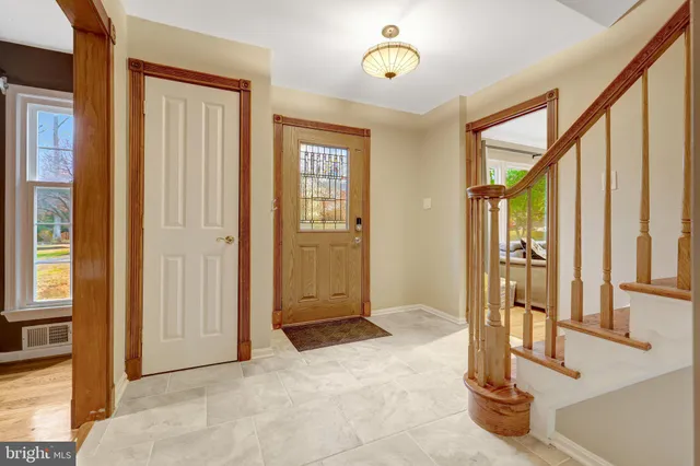 a view of an entryway with a livingroom