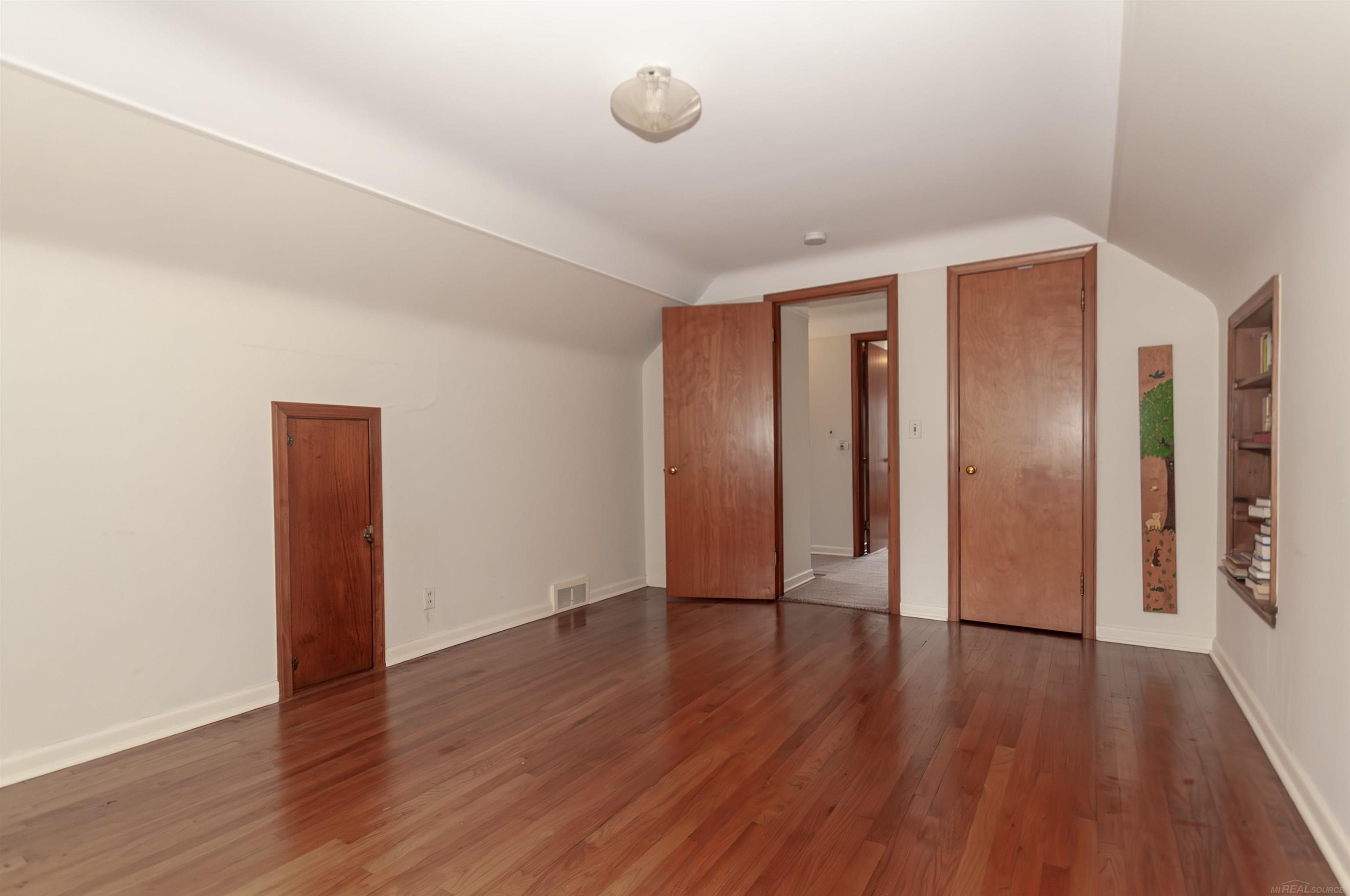 1636 Hawthorne Road Grosse Pointe, MI 48236 - Photo 28 of 41 50149731-4b9a0586-ac81-4d5a-8d83-51b1030e19ed.JPG