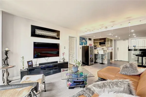 $714,900 | 1750 East Ocean Boulevard, Unit 101, Long Beach, CA 90802
