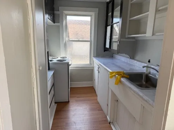 $2,000 | 162 Hanover Street, Unit 2, Fall River, MA 02720