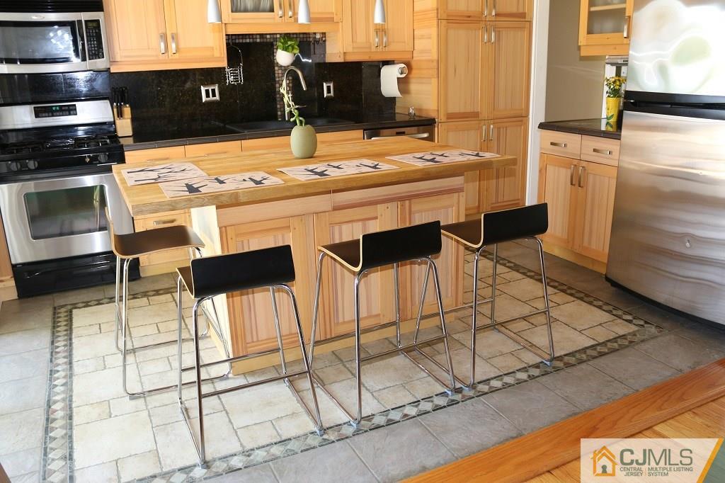 21 Merker Drive Edison, NJ 08837 - Photo 3 of 25 Gallery Image 3