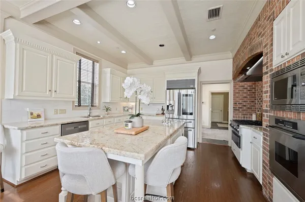 $915,000 | 9307 Lake Forest Court South, College Station, TX 77845