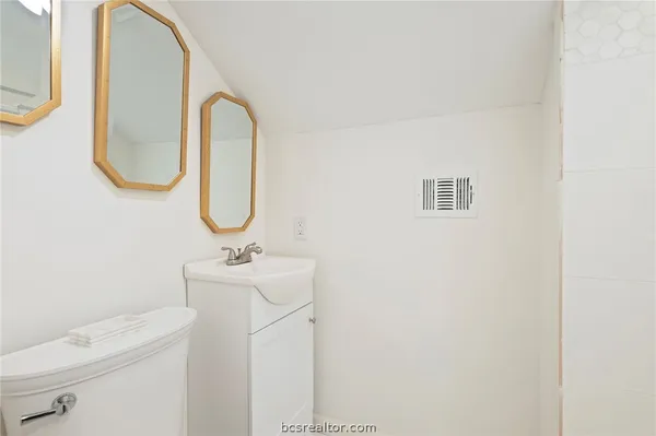 $915,000 | 9307 Lake Forest Court South, College Station, TX 77845