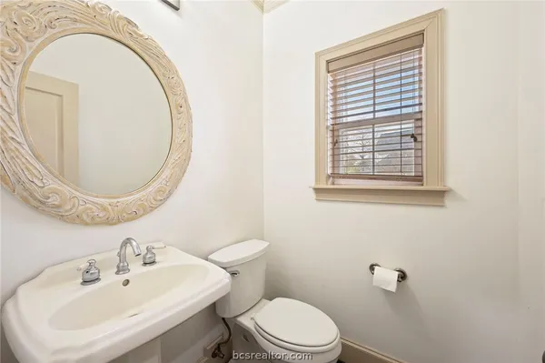 $915,000 | 9307 Lake Forest Court South, College Station, TX 77845