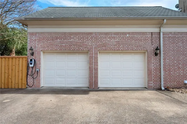 $915,000 | 9307 Lake Forest Court South, College Station, TX 77845