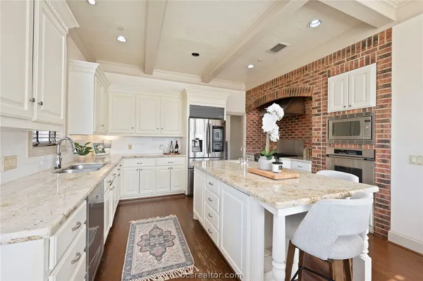 $915,000 | 9307 Lake Forest Court South, College Station, TX 77845