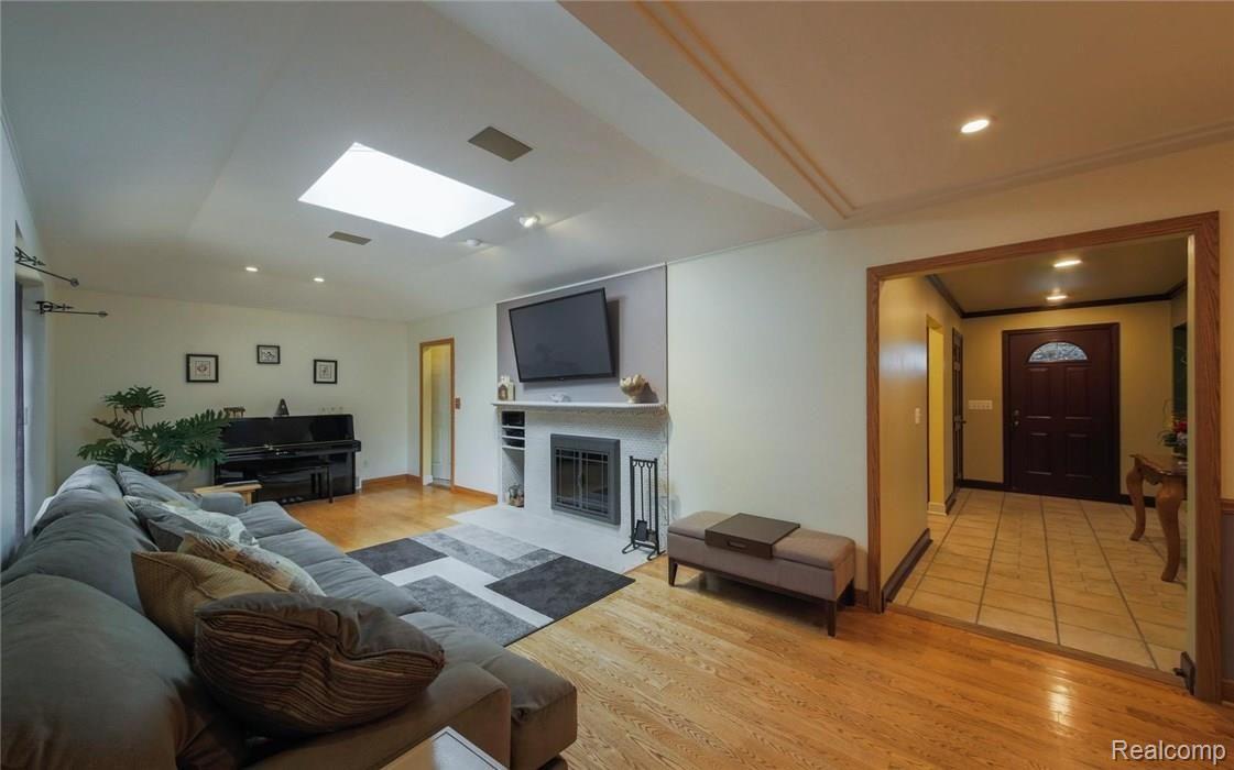 17949 Merriman Road Livonia, MI 48152 - Photo 8 of 36 7.jpg