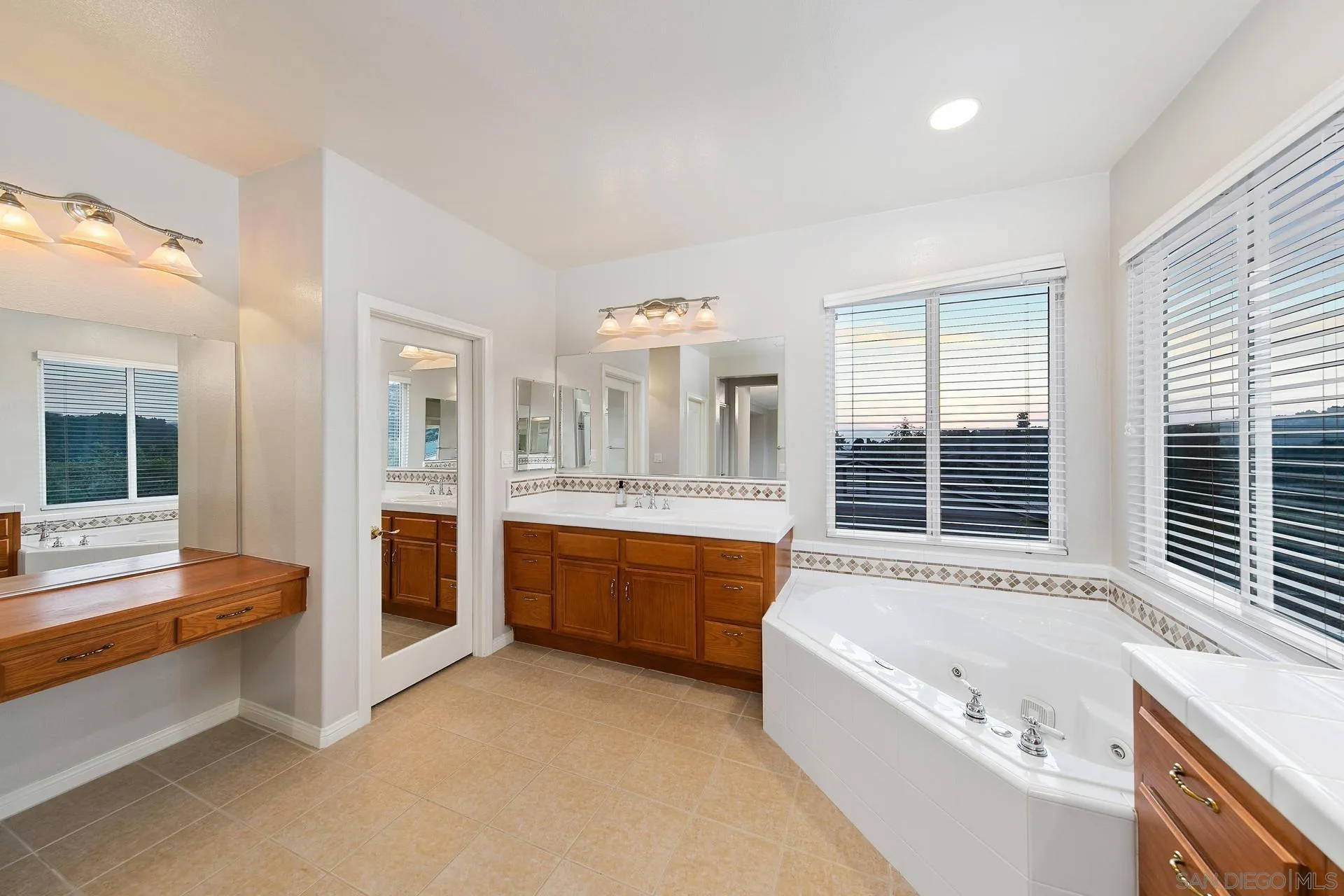 624 Ridgemont Circle Escondido, CA 92027 - Photo 37 of 71 a large spacious bathroom with a tub and shower