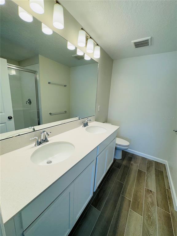 4906 Livingston Lane Oviedo, FL 32765 - Photo 17 of 25 a bathroom with a sink and a mirror