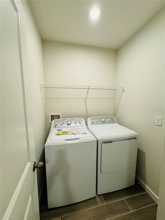 4906 Livingston Lane Oviedo, FL 32765 - Photo 5 of 25 a utility room with dryer and washer