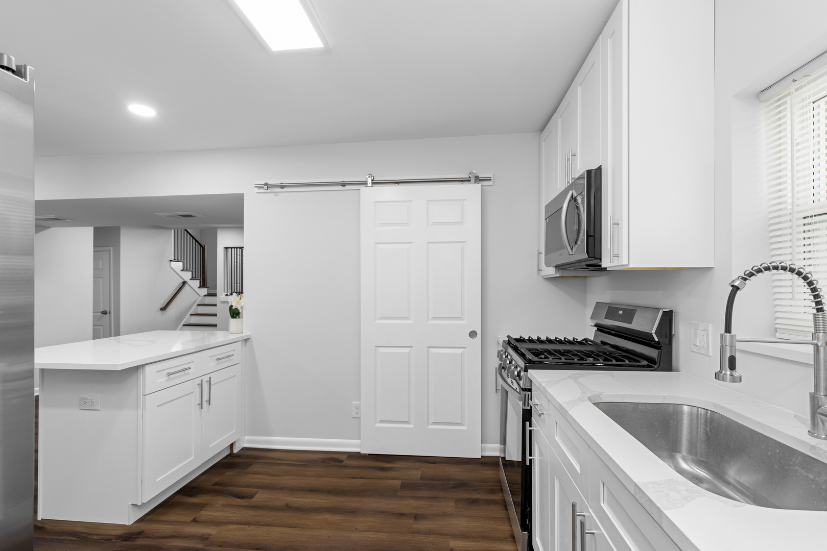 9417 Dee Road Des Plaines, IL 60016 - Photo 7 of 23 Gallery Image 7
