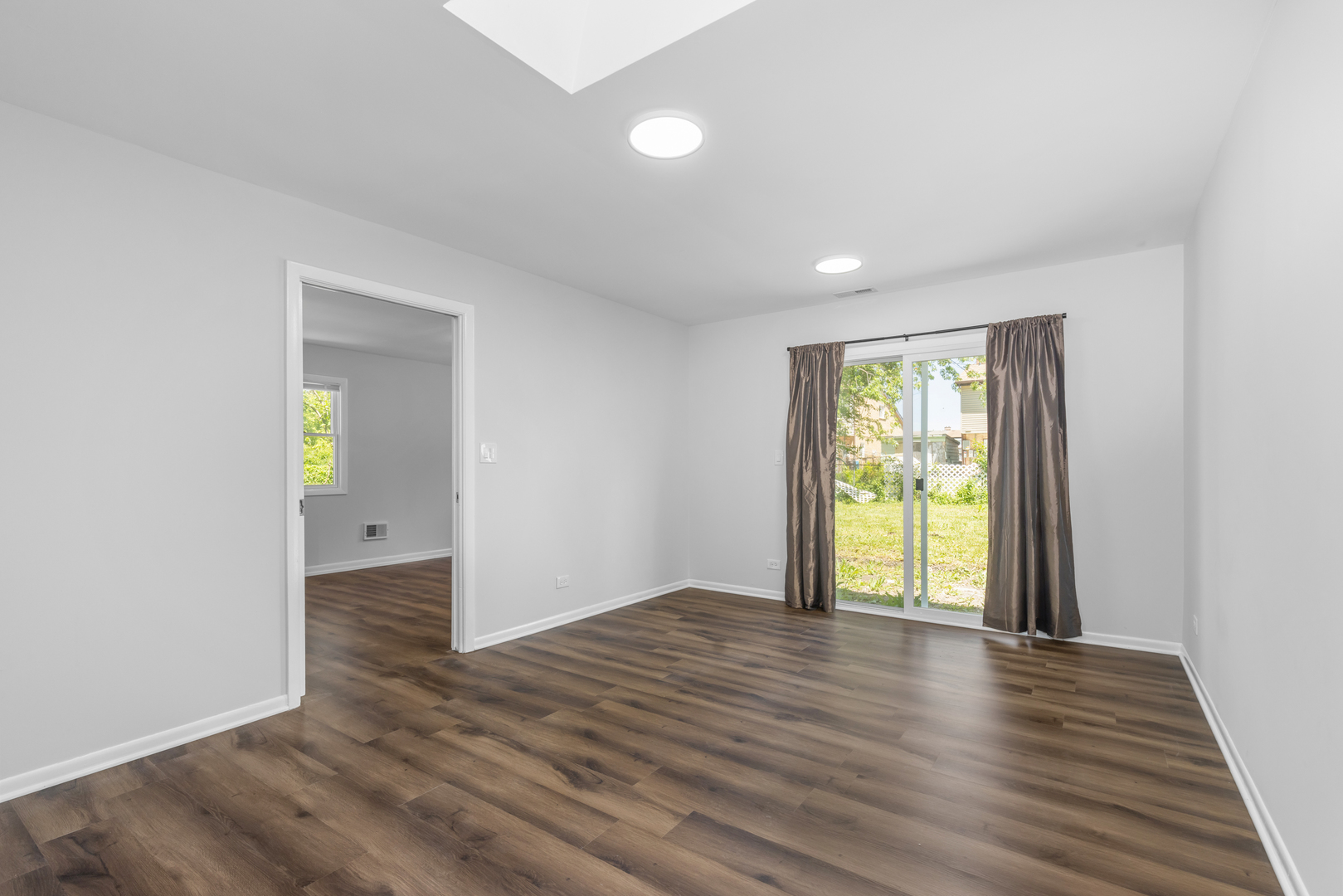 9417 Dee Road Des Plaines, IL 60016 - Photo 8 of 23 Gallery Image 8
