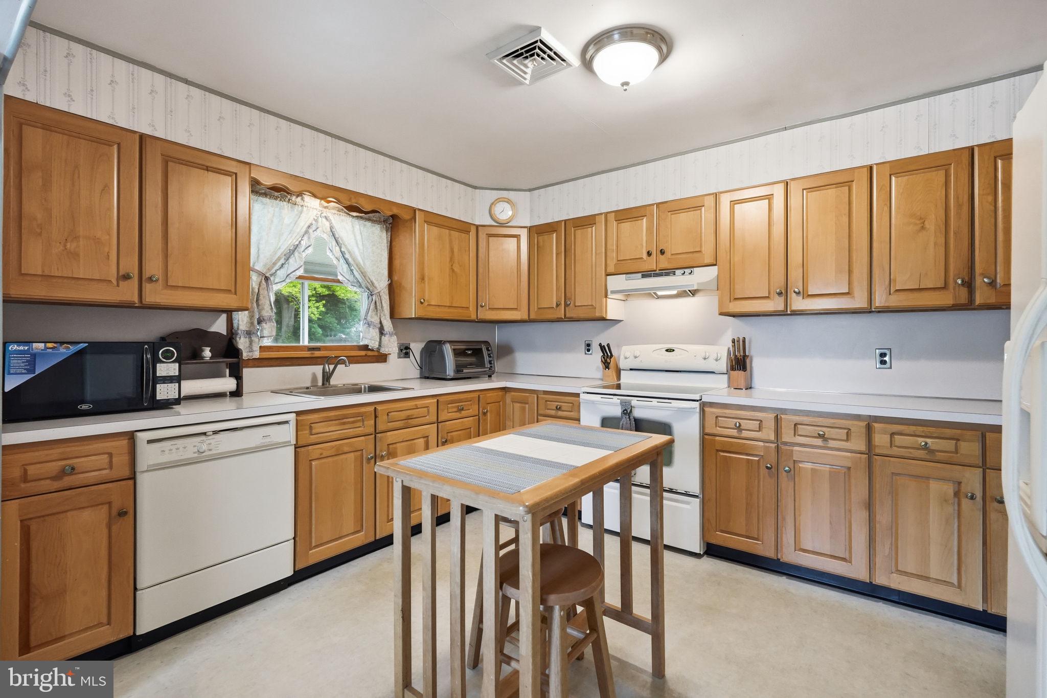 222 Coldstream Road Phoenixville, PA 19460 - Photo 12 of 50 Warm and inviting kitchen space.
