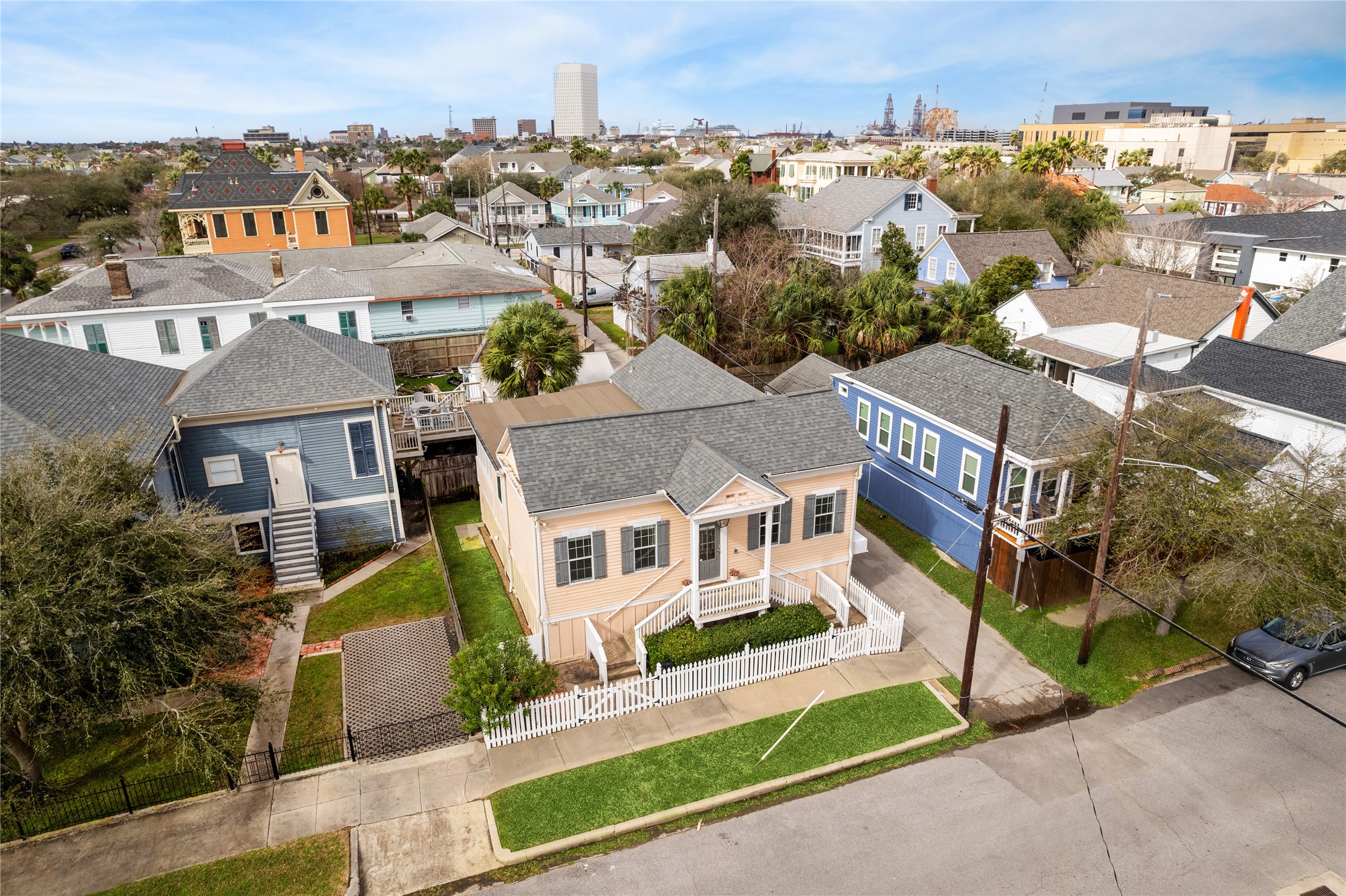 613 9th Street Galveston, TX 77550 - Photo 32 of 35 an aerial view of multiple houses with a yard