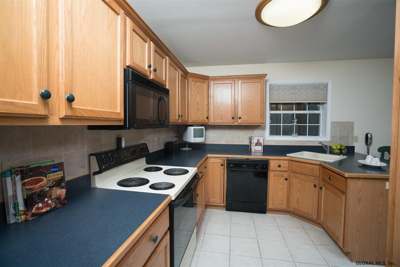 11 Meadow Road Rexford, NY 12148 - Photo 5 of 25 Photo 5