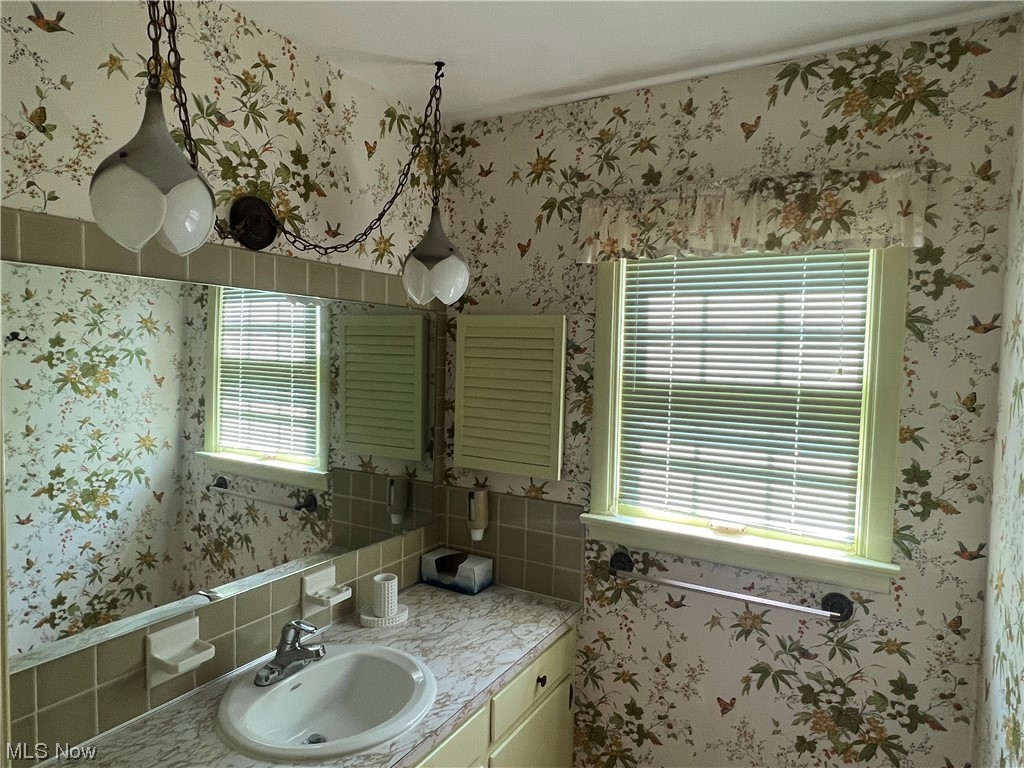 410 Holliston Road Akron, OH 44333 - Photo 19 of 26 Second floor full bath