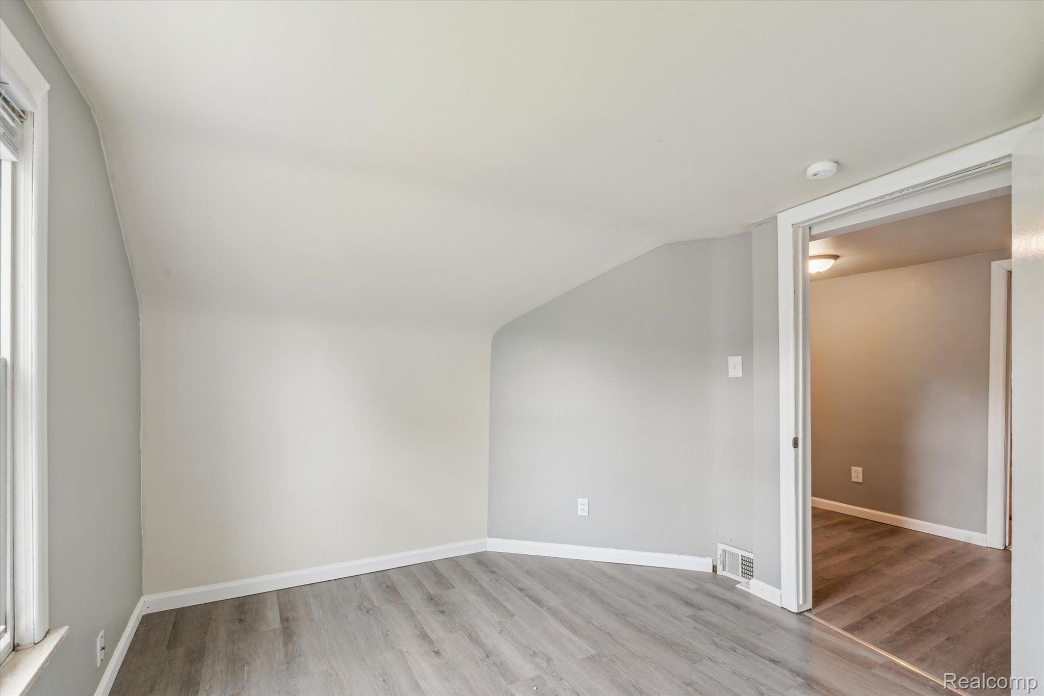 15813 Allen Road Southgate, MI 48195 - Photo 21 of 35 New floors and paint