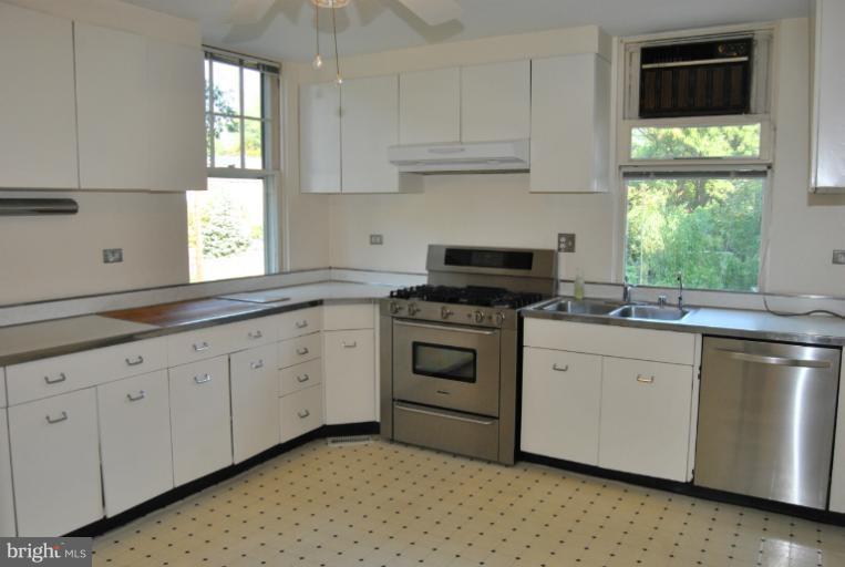 5310 Belt Road Northwest Washington, DC 20015 - Photo 7 of 27 Kitchen
