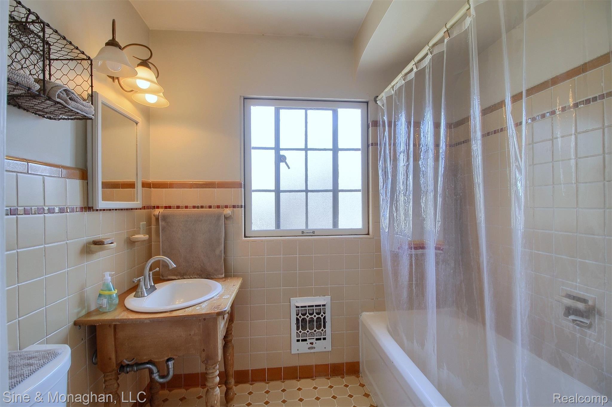 600 Lincoln Road Grosse Pointe, MI 48230 - Photo 22 of 37 23-Bathroom.jpg