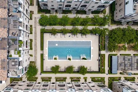 a picture of a book shelf