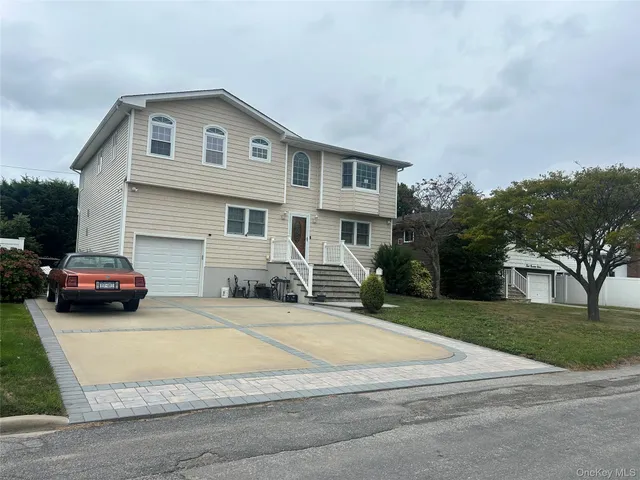 $749,000 | 311 Riviera Parkway, Lindenhurst, NY 11757