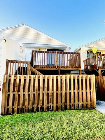 $1,650 | 635 Executive Center Drive, Unit M202, West Palm Beach, FL 33401