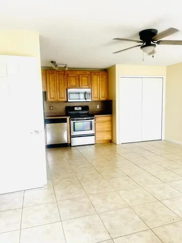 $1,650 | 635 Executive Center Drive, Unit M202, West Palm Beach, FL 33401