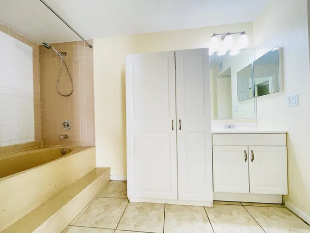 $1,650 | 635 Executive Center Drive, Unit M202, West Palm Beach, FL 33401