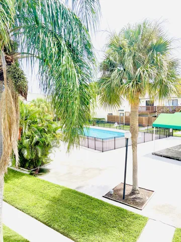 $1,650 | 635 Executive Center Drive, Unit M202, West Palm Beach, FL 33401