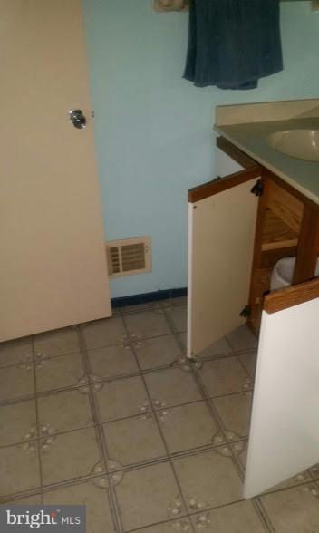 6302 Chesworth Road Baltimore, MD 21228 - Photo 7 of 17 Bath