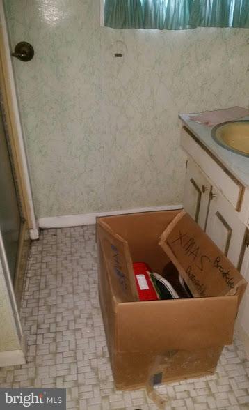 6302 Chesworth Road Baltimore, MD 21228 - Photo 9 of 17 Bath