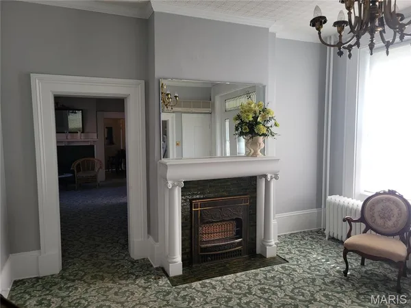 $250,000 | 212 East Main Street, Carlinville, IL 62626