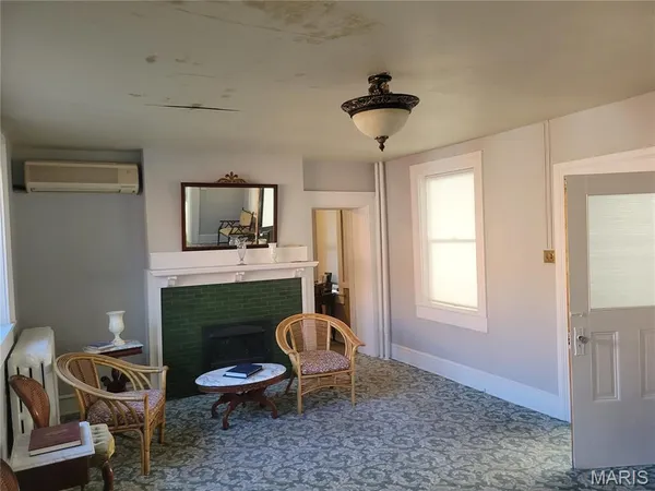 $250,000 | 212 East Main Street, Carlinville, IL 62626