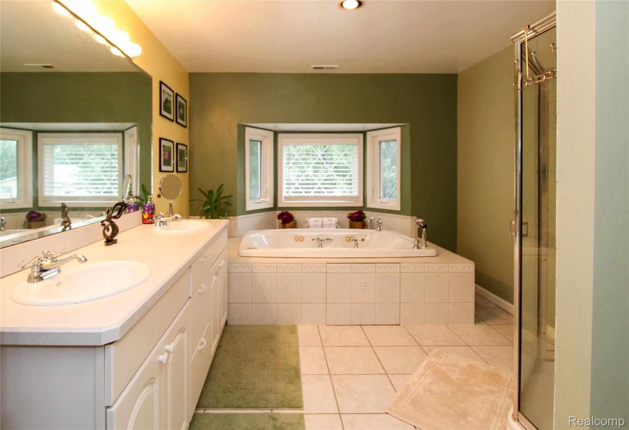 21773 Rausch Avenue Eastpointe, MI 48021 - Photo 22 of 27 Upstairs bath 2.jpg